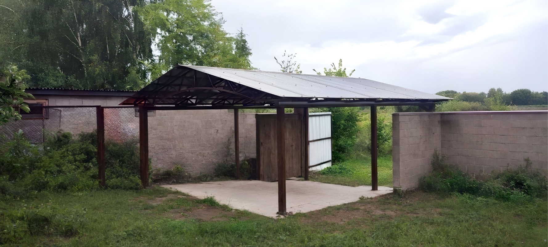 Двускатный навес с поликарбонатом для автомобиля Закрытый навес с односкатной крышей из поликарбоната